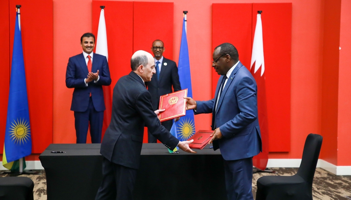 Le Rwanda et Qatar Airways signent un accord de partenariat d'investissement pour le projet d'aéroport, sous l'œil de Paul Kagame et de Tamim bin Hamad Al-Thani, à Kigali, le 9 décembre 2019.