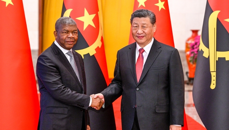 Le président chinois, Xi Jinping, avec le président angolais, João Lourenço, le 15 mars 2024, à Pékin.