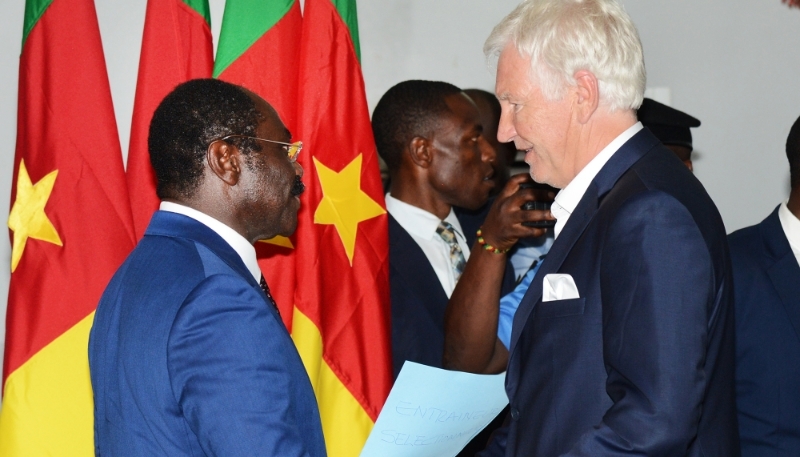 Le ministre camerounais des sports, Narcisse Mouelle Kombi (à g.), et le nouveau sélectionneur des Lions indomptables, le Belge Marc Brys, le 9 avril 2024 à Yaoundé.