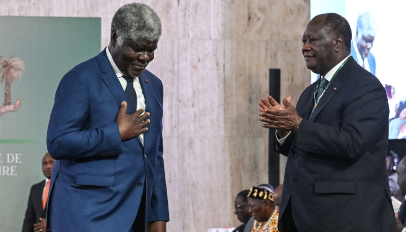 Le président ivoirien, Alassane Ouattara (à droite), et son premier ministre, Robert Beugré Mambé, à Abidjan, le 13 février 2024.