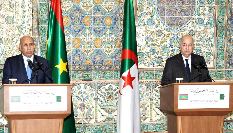 Mohamed Ould Ghazouani et Abdelmadjid Tebboune lors d'une conférence de presse à Alger, le 28 décembre 2021.