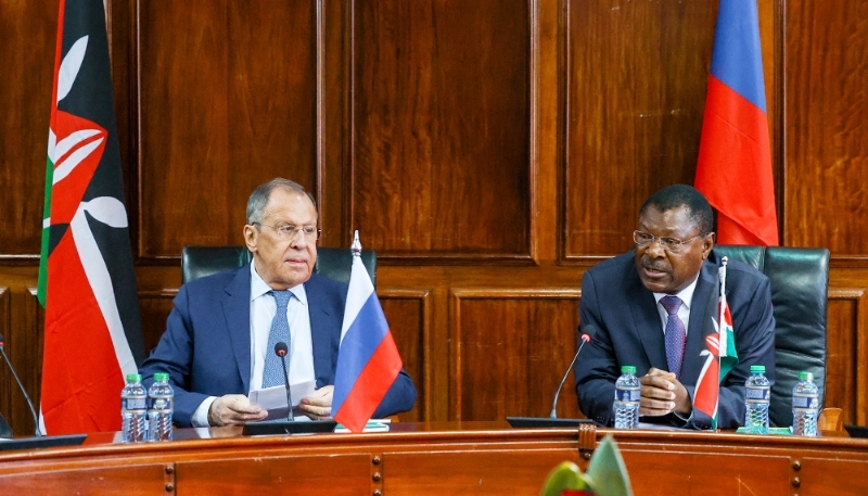 Sergueï Lavrov et Moses Wetangula, le président de l'Assemblée nationale kényane, à Nairobi, le 29 mai 2023.