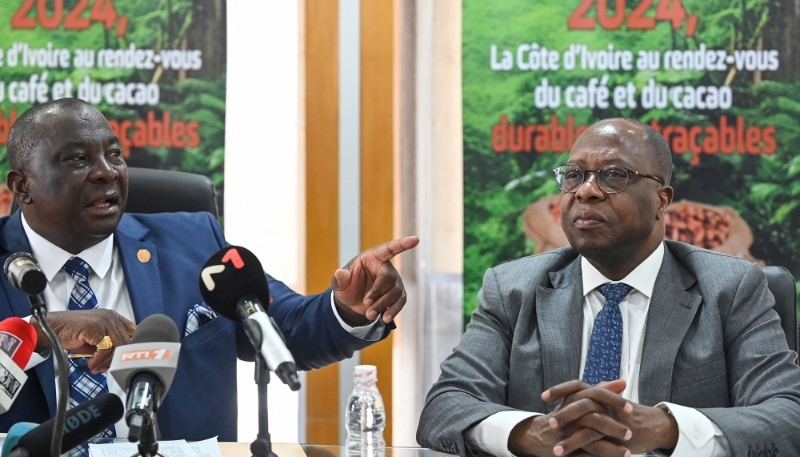 Le ministre ivoirien de l'agriculture, Kobenan Kouassi Adjoumani, et Yves Brahima Koné, directeur général du Conseil café-cacao, à Abidjan, le 2 avril 2024.