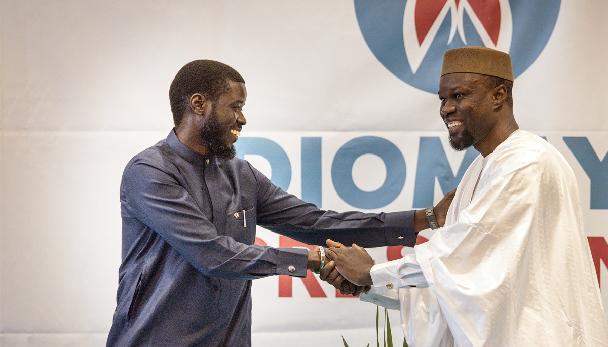 Le leader de l'opposition Ousmane Sonko (à droite) avec Bassirou Diomaye Faye à Dakar le 15 mars 2024. 
