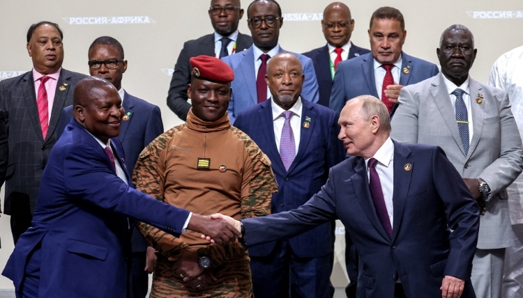 Le président russe, Vladimir Poutine, et les participants au sommet Russie-Afrique posent pour une photo à Saint-Pétersbourg, le 28 juillet 2023.