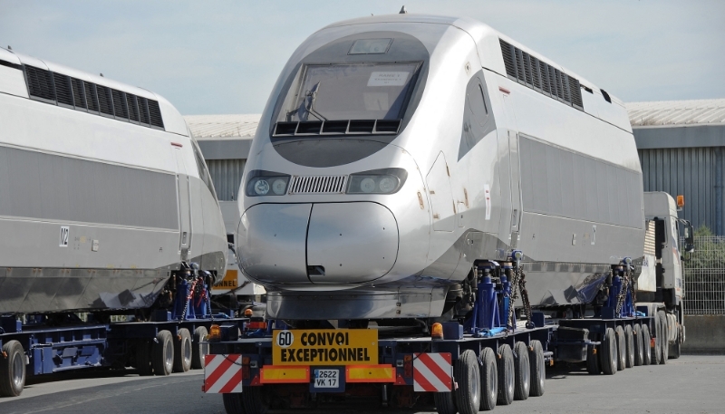 Un train à grande vitesse produit par Alstom quitte le port de La Rochelle pour Tanger, le 26 juin 2015.