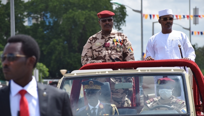 Le général Abakar Abdelkerim Daoud aux côtés du président de la transition, Mahamat Idriss Déby, lors de la revue des troupes durant les célébrations de l'anniversaire de l'indépendance, le 11 août 2023. 