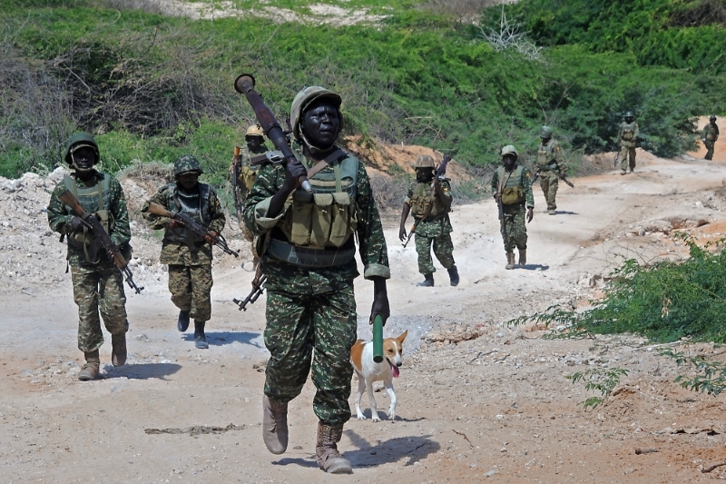 Les troupes ougandaises de la mission de l'Union africaine lors d'une patrouille dans les environs de Merca, au sud de Mogadiscio, le 17 juillet 2016.