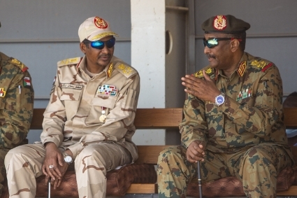 Le général Mohamed Hamdan Dagalo (à gauche), dit Hemeti, et le président du conseil de souveraineté, Abdel Fattah al-Burhan.