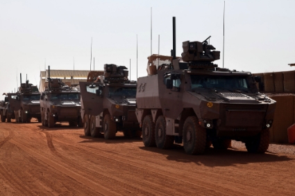 Un convoi de véhicules Griffon dans les rues de Gao (Mali), le 4 décembre 2021.