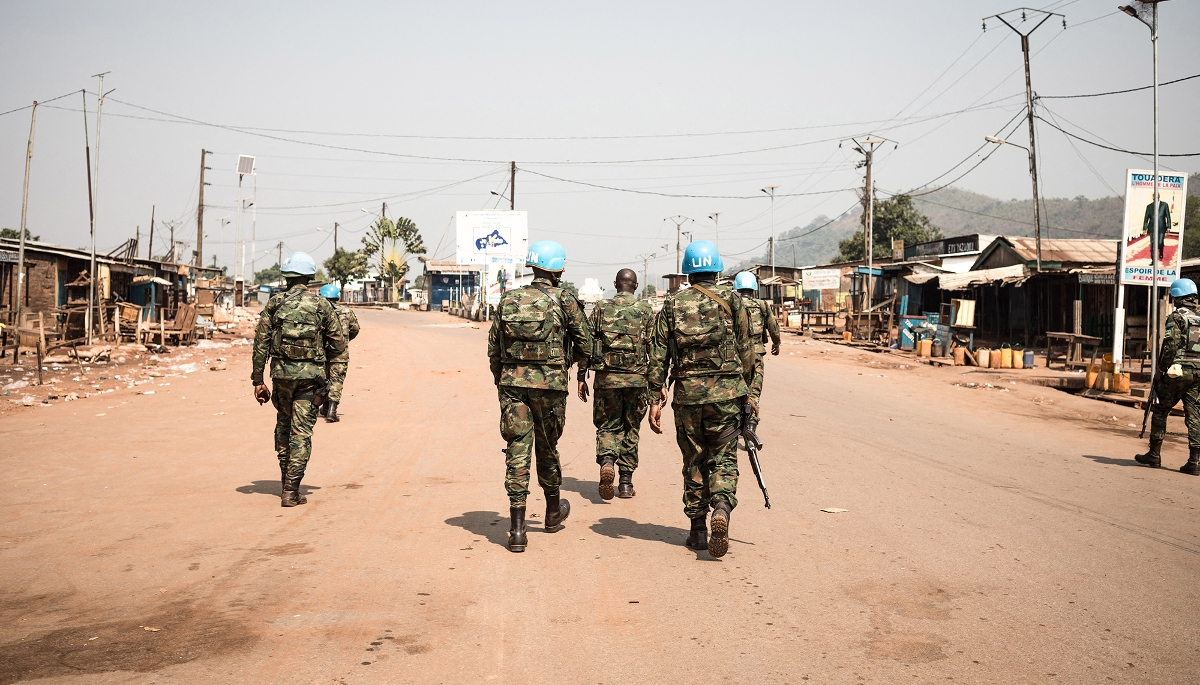 Des casques bleus de la Minusca patrouillent dans le quartier de PK12, à Bangui, le 13 janvier 2021.