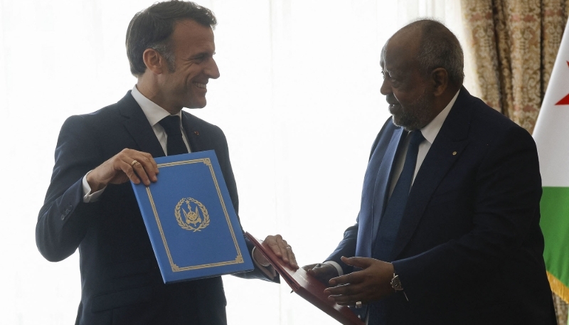 Rencontre d'Emmanuel Macron et Ismaïl Omar Guelleh à propos du traité de coopération militaire, au palais présidentiel de Djibouti, le 21 décembre 2024.