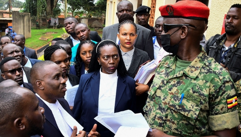 Les avocats du leader de l'opposition Kizza Besigye, menés par Martha Karua (au centre), à Kampala, le 2 décembre 2024.