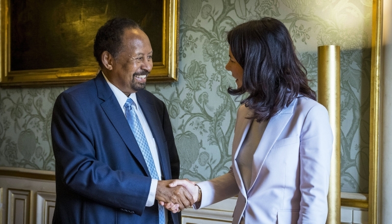 Abdallah Hamdok rencontre Annalena Baerbock, à l'époque ministre allemande des affaires étrangères, durant la conférence humanitaire internationale pour le Soudan, Paris, 15 avril 2024