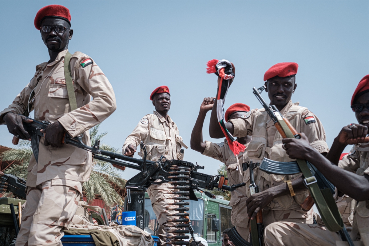 Des membres des RSF montent la garde durant un meeting du général Hemeti, à Khartoum, le 18 juin 2019.