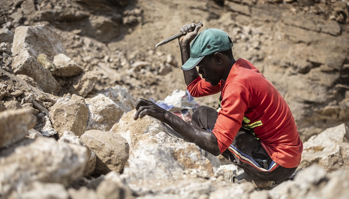 Un mineur brise des pierres contenant du lithium dans une mine à Gidan Kwano, dans l'État de Nasarawa, au Nigeria, le 23 janvier 2025.
