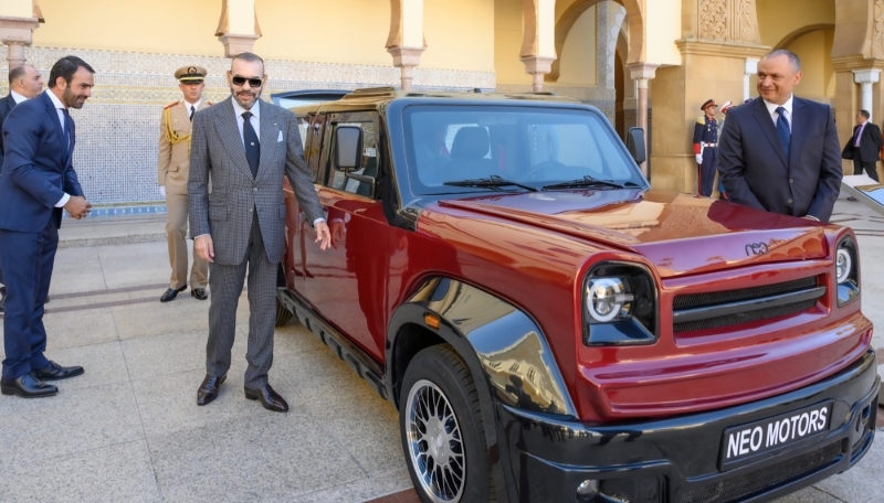 Mohammed VI à la présentation du premier véhicule du constructeur marocain NEO Motors, à Rabat, le 15 mai 2023.