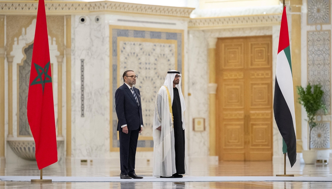 Le roi du Maroc, Mohammed VI, avec le président des Émirats arabes unis, Mohammed bin Zayed al-Nahyan, à Abu Dhabi, le 4 décembre 2023.