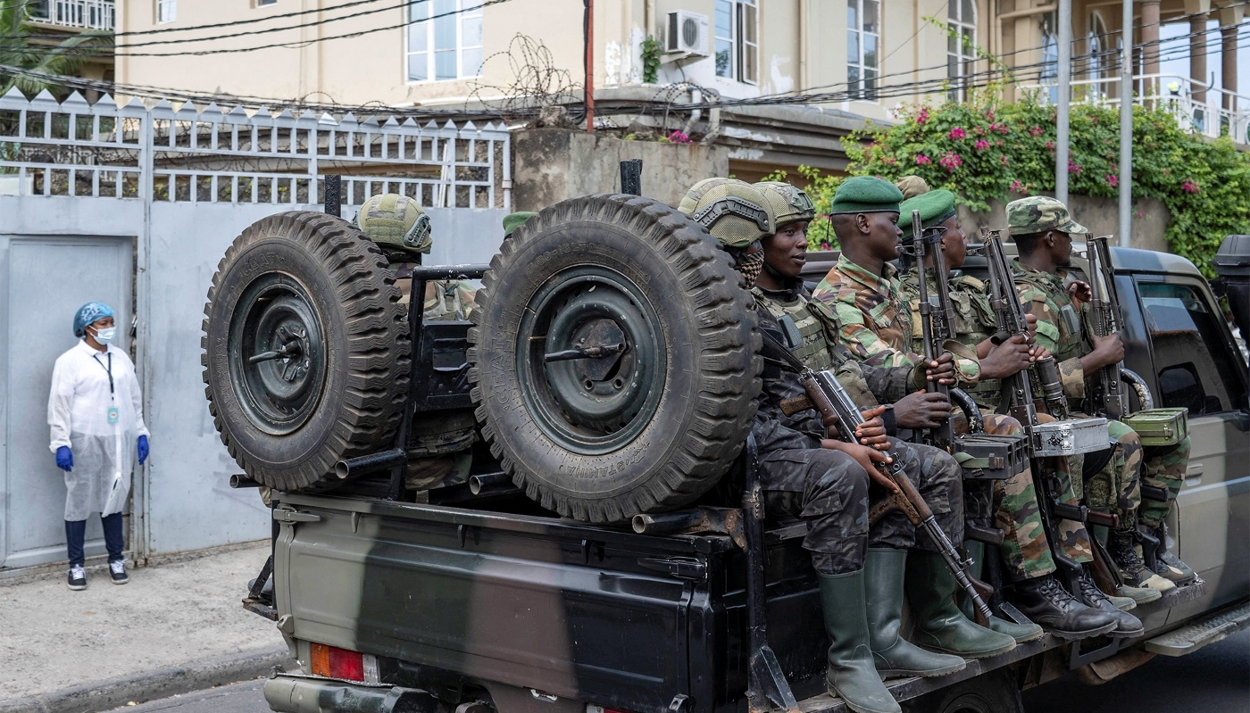 Des soldats du M23 à bord d'une camionnette quittant un laboratoire à Goma, dans la province du Nord-Kivu, en mai 2026.