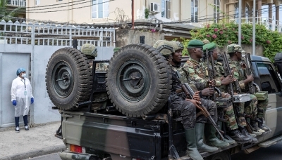 Des soldats du M23 à bord d'une camionnette quittant un laboratoire à Goma, dans la province du Nord-Kivu, en mai 2026.