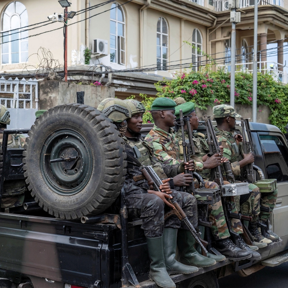 Des soldats du M23 à bord d'une camionnette quittant un laboratoire à Goma, dans la province du Nord-Kivu, en mai 2026.