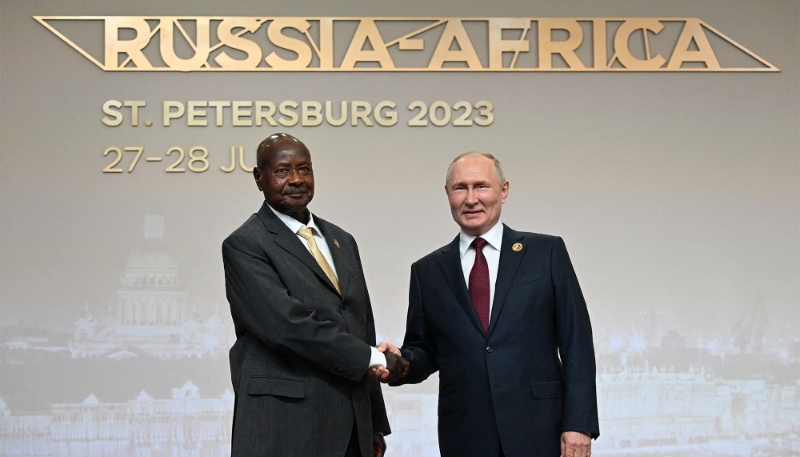 Le président russe, Vladimir Poutine, et son homologue ougandais, Yoweri Museveni, à Saint-Pétersbourg, le 27 juillet 2023.