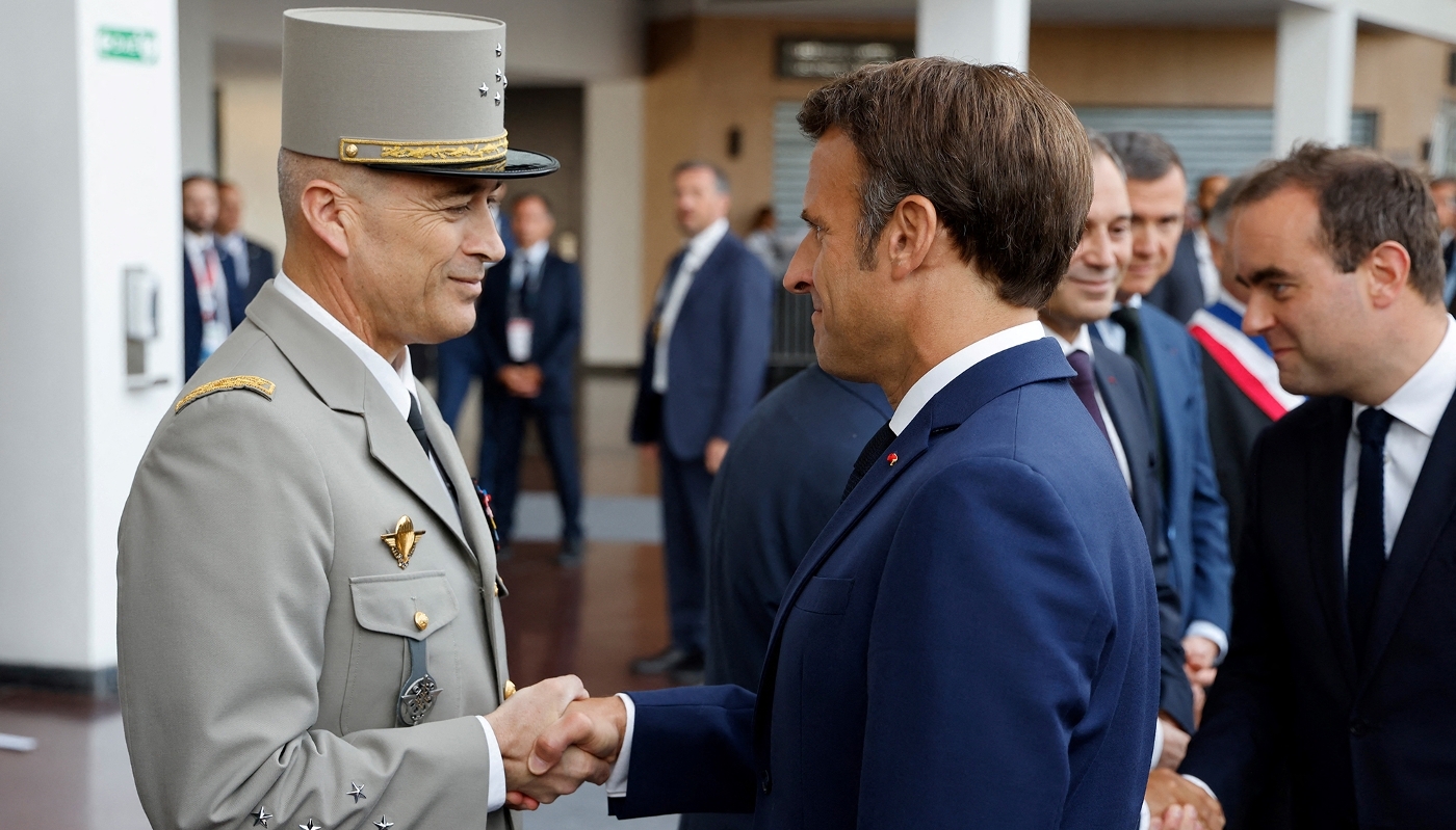 Le président Emmanuel Macron en compagnie du chef d'état-major des armées, Thierry Burkhard, à Villepinte, au nord de Paris, le 13 juin 2022.