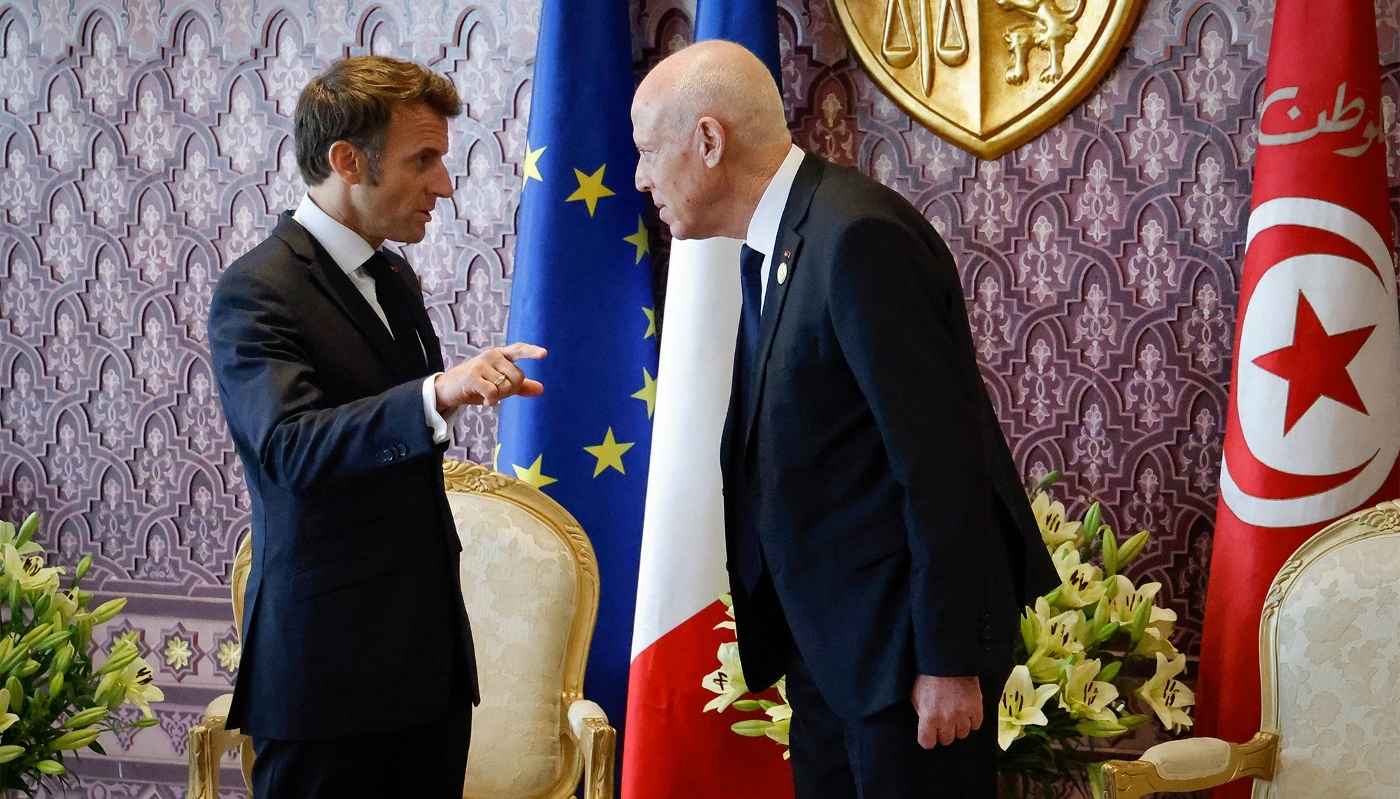 Le président français, Emmanuel Macron, et son homologue tunisien, Kaïs Saïed, à Djerba (Tunisie), en novembre 2022.