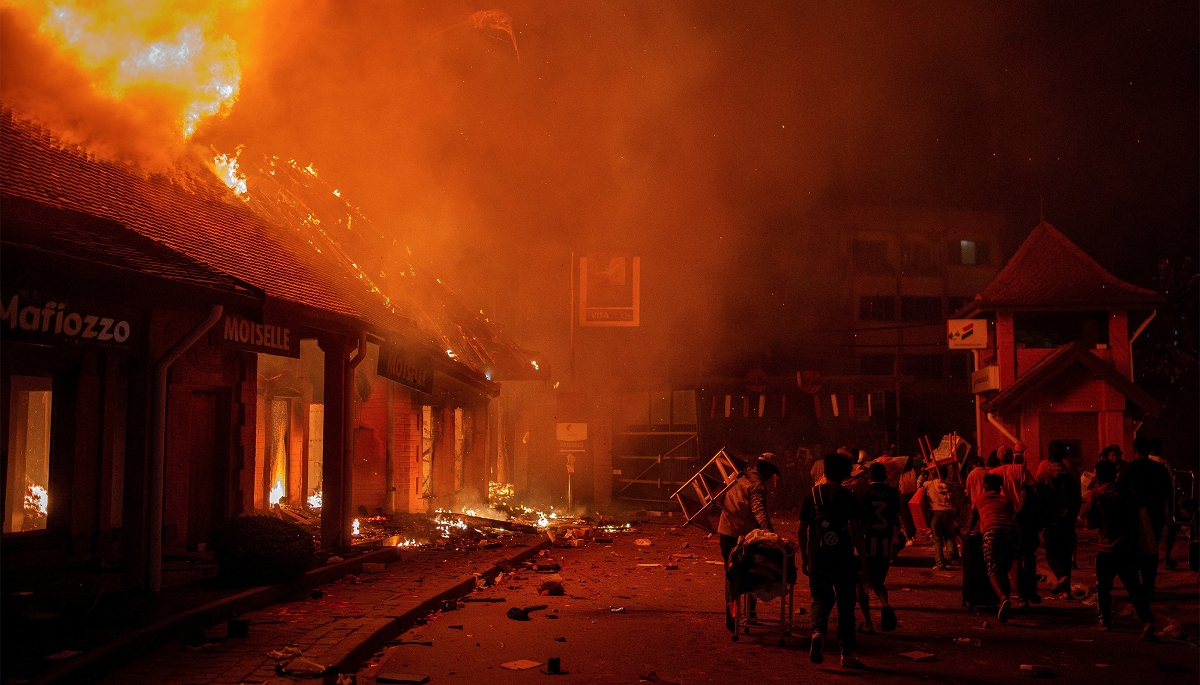 Des magasins en proie aux flammes pendant une manifestation à Antananarivo le 25 septembre 2025.