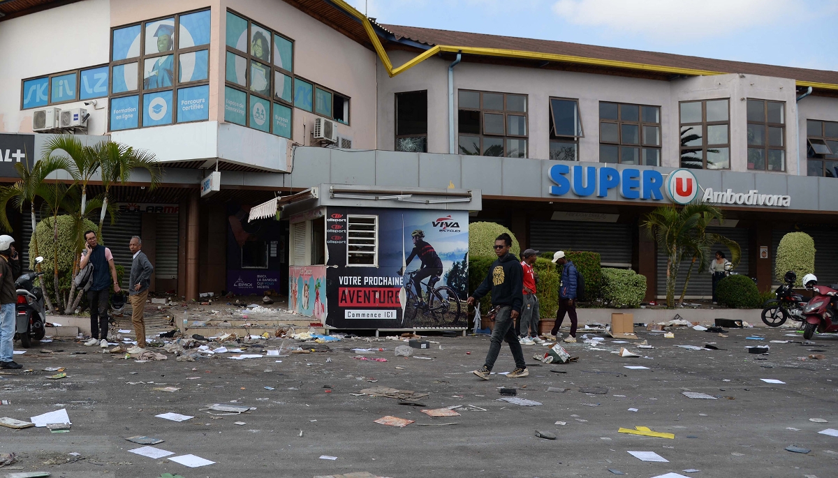 Des enseignes du centre commercial Tana Waterfront vandalisées, à Antananarivo, le 25 septembre 2025.