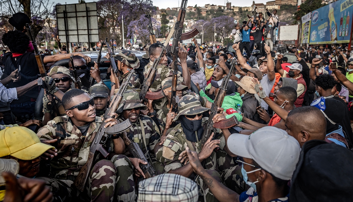 Des militaires des forces armées malgaches rejoignent les manifestants qui appellent à la démission d'Andry Rajoelina, à Antananarivo, le 11 octobre 2025.