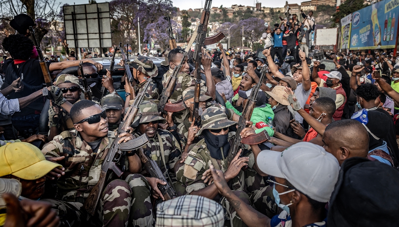 Des militaires des forces armées malgaches rejoignent les manifestants qui appellent à la démission d'Andry Rajoelina, à Antananarivo, le 11 octobre 2025.