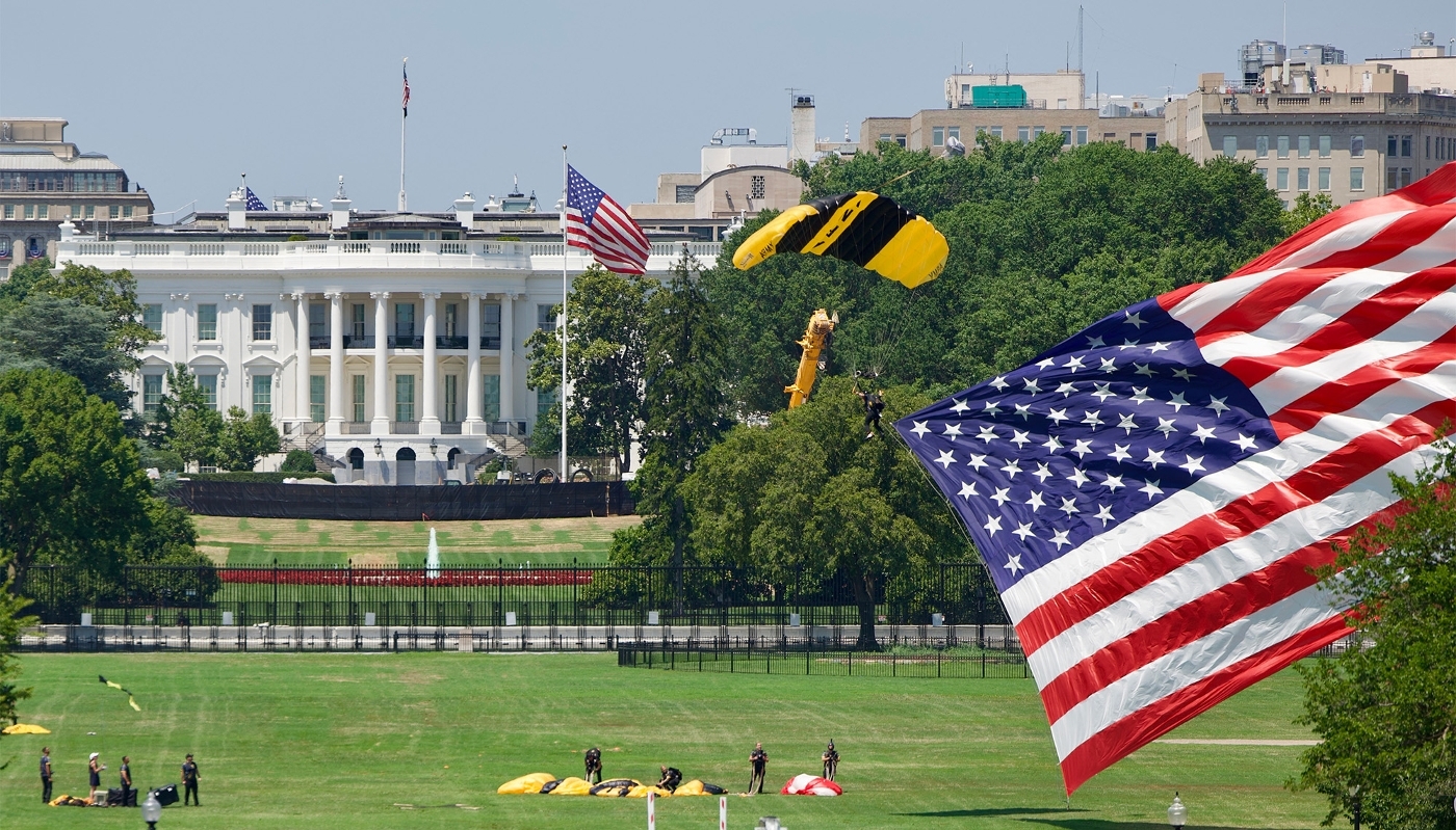 Des parachutistes de l'armée américaine atterrissent avec un drapeau américain géant près de la Maison Blanche, à Washington, le 4 juillet 2026.