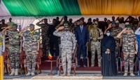 Assimi Goïta (au centre) assiste aux funérailles du ministre de la défense Sadio Camara, tué lors d'un attentat, à Bamako, le 30 avril 2026.