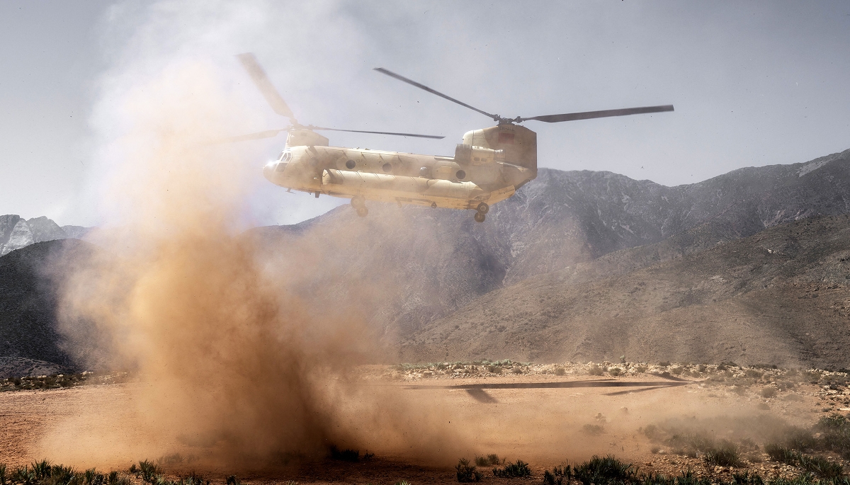 Un hélicoptère militaire CH-47D Chinook de l'armée de l'air royale atterrit à Tizi n'Test, au Maroc, en 2023.