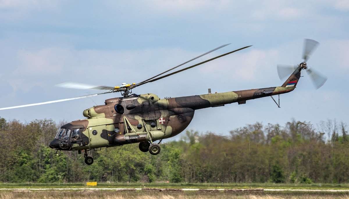 Un hélicoptère Mi-17V-5 des Forces armées serbes sur la base aérienne de Batajnica, près de Belgrade, en avril 2022.