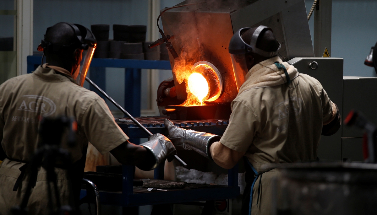 Production de lingots d'or dans une raffinerie à Entebbe, en Ouganda, en 2018.