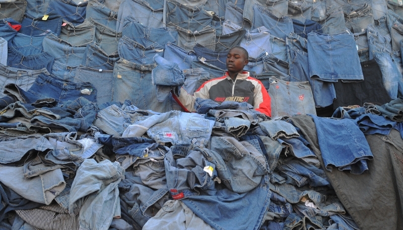 Un vendeur de vêtements de seconde main au marché de Gikomba, à Nairobi, le 25 juin 2012.