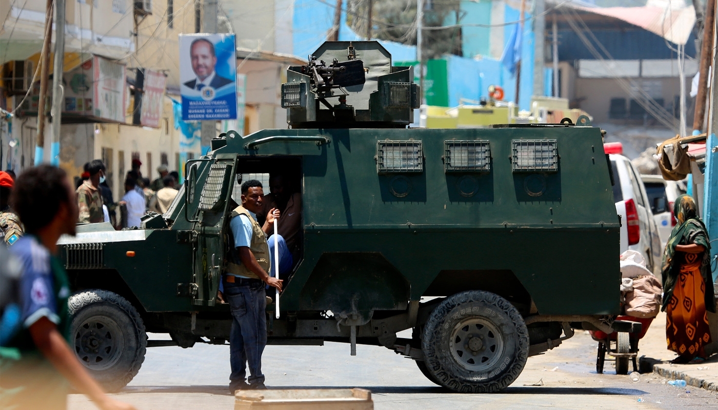 Des forces de sécurité dépêchées sur les lieux d'un attentat à la bombe organisé contre le convoi du président à Mogadiscio, le 18 mars 2025.