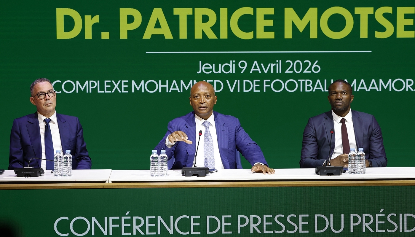 De gauche à droite : le président de la Fédération royale marocaine de football, Fouzi Lekjaâ, le président de la Confédération africaine de football, Patrice Motsepe, et son secrétaire général par intérim, Samson Adamu, à Salé, au Maroc, en avril 2026.