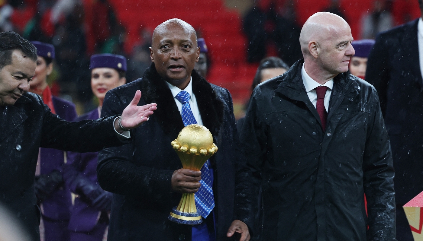 Le président de la Confédération africaine de football, Patrice Motsepe (au centre), et son homologue de la Fifa, Gianni Infantino (à dr.), lors de la finale de la dernière Coupe d'Afrique des nations, à Rabat, le 18 janvier 2026.