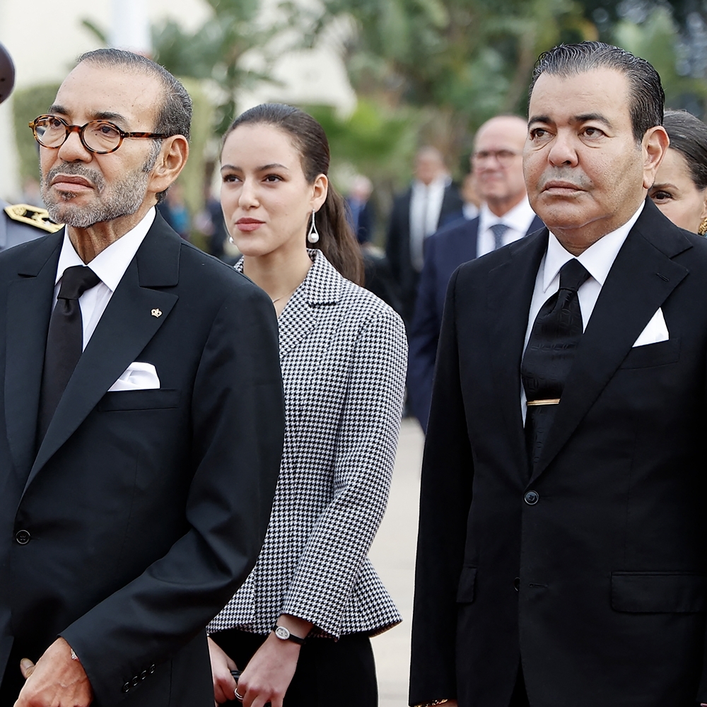 Le roi  du Maroc Mohammed VI (au centre), accompagné de son frère Moulay Rachid (à dr.) et de son fils Moulay Hassan (à g.), à Rabat, le 28 octobre 2024.