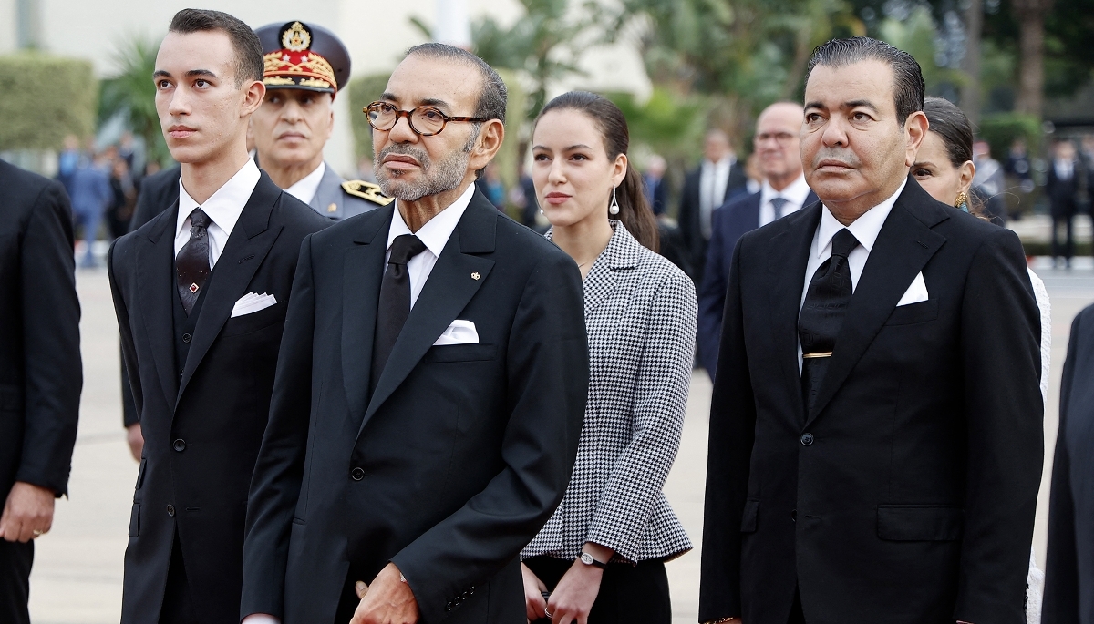 Le roi  du Maroc Mohammed VI (au centre), accompagné de son frère Moulay Rachid (à dr.) et de son fils Moulay Hassan (à g.), à Rabat, le 28 octobre 2024. 