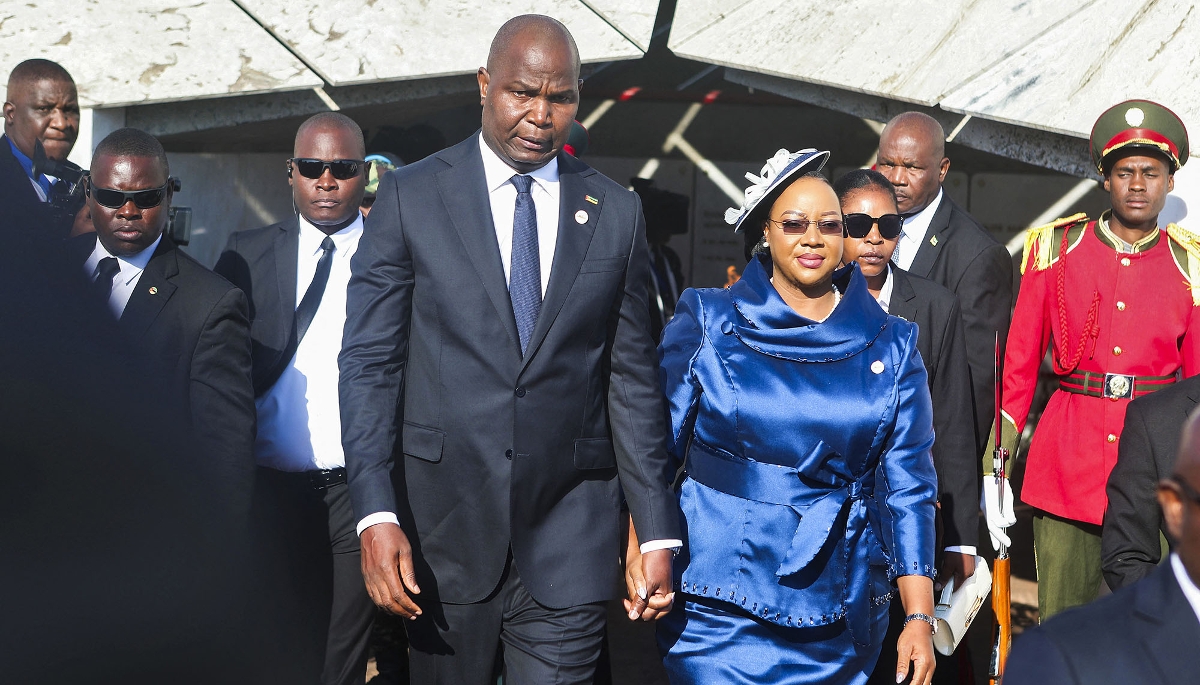 Daniel Chapo et sa femme arrivent aux cérémonies du 50e anniversaire de l'indépendance du Mozambique, à Maputo, le 25 juin 2025.