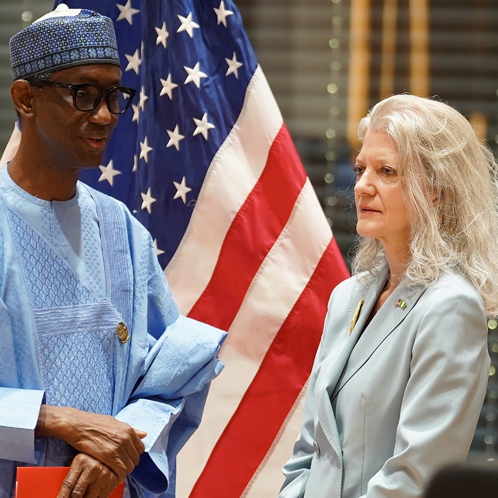 Le conseiller à la sécurité nationale nigérian, Nuhu Ribadu, et la sous-secrétaire d'État américaine aux affaires politiques, Allison Hooker, lors du premier US-Nigeria Joint Working Group, à Abuja, le 22 janvier 2026.