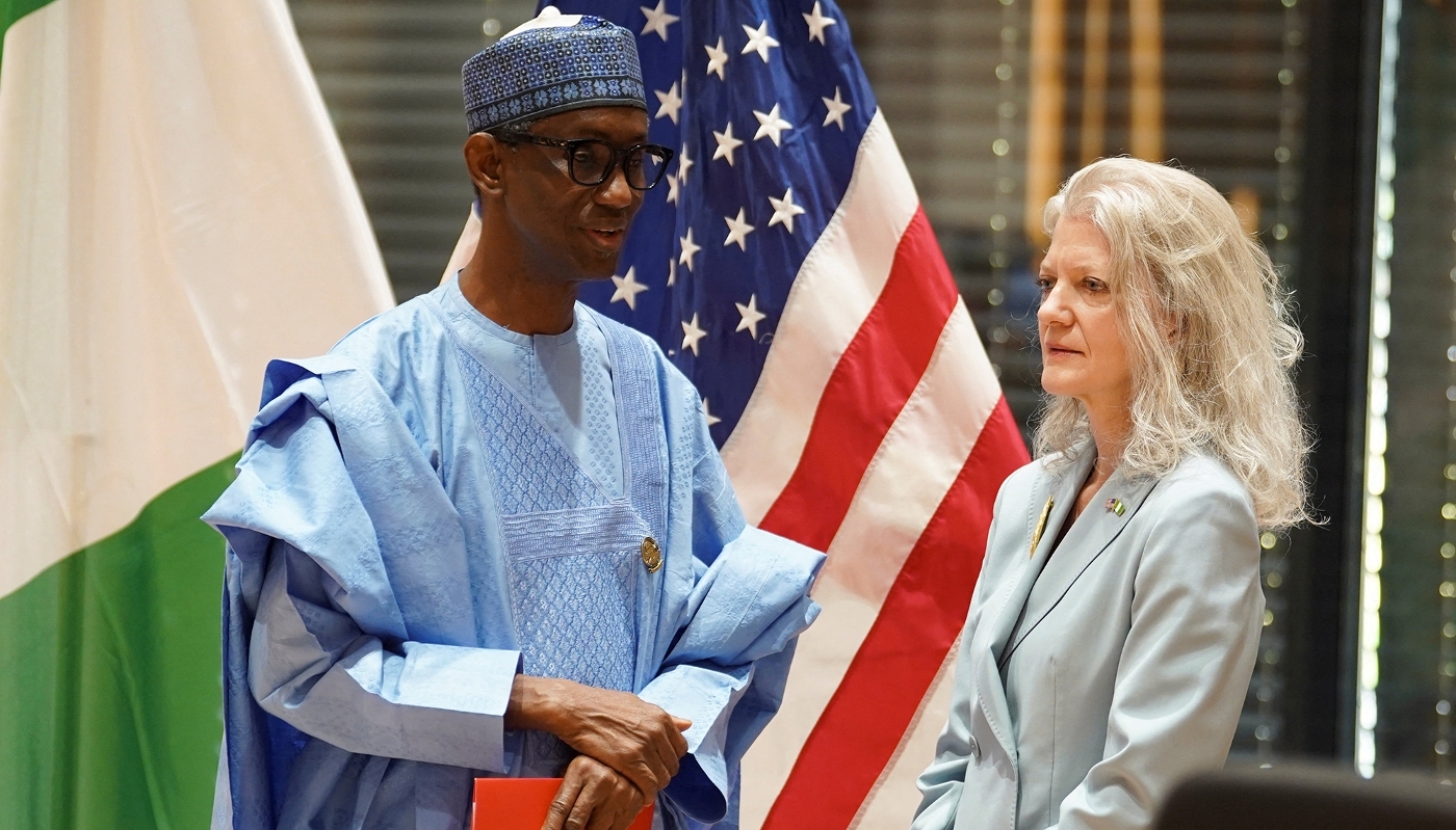 Le conseiller à la sécurité nationale nigérian, Nuhu Ribadu, et la sous-secrétaire d'État américaine aux affaires politiques, Allison Hooker, lors du premier US-Nigeria Joint Working Group, à Abuja, le 22 janvier 2026.