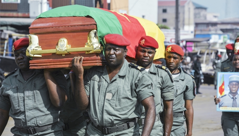 Des soldats portent le cercueil de l'un des quatre militaires tués dans les violences des régions Nord-Ouest et Sud-Ouest, au Cameroun, le 17 novembre 2017.