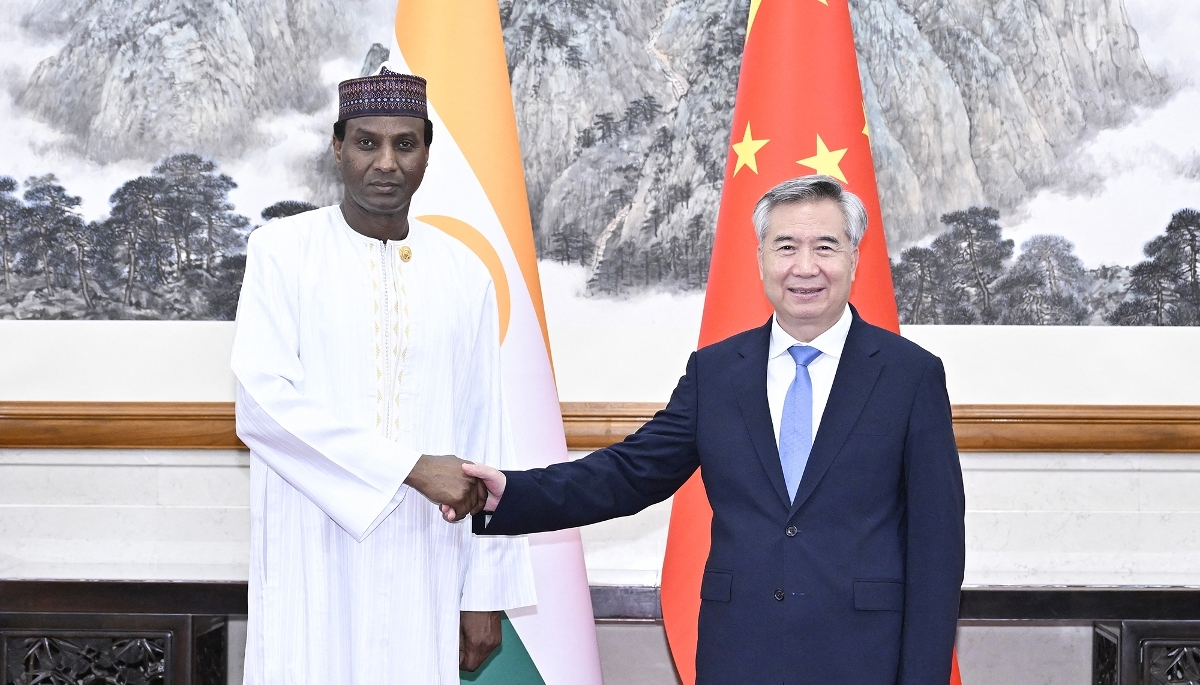 Le premier ministre Ali Lamine Zeine rencontre Xi Li, secrétaire du Comité central du Parti communiste chinois, à Pékin, en septembre 2024.