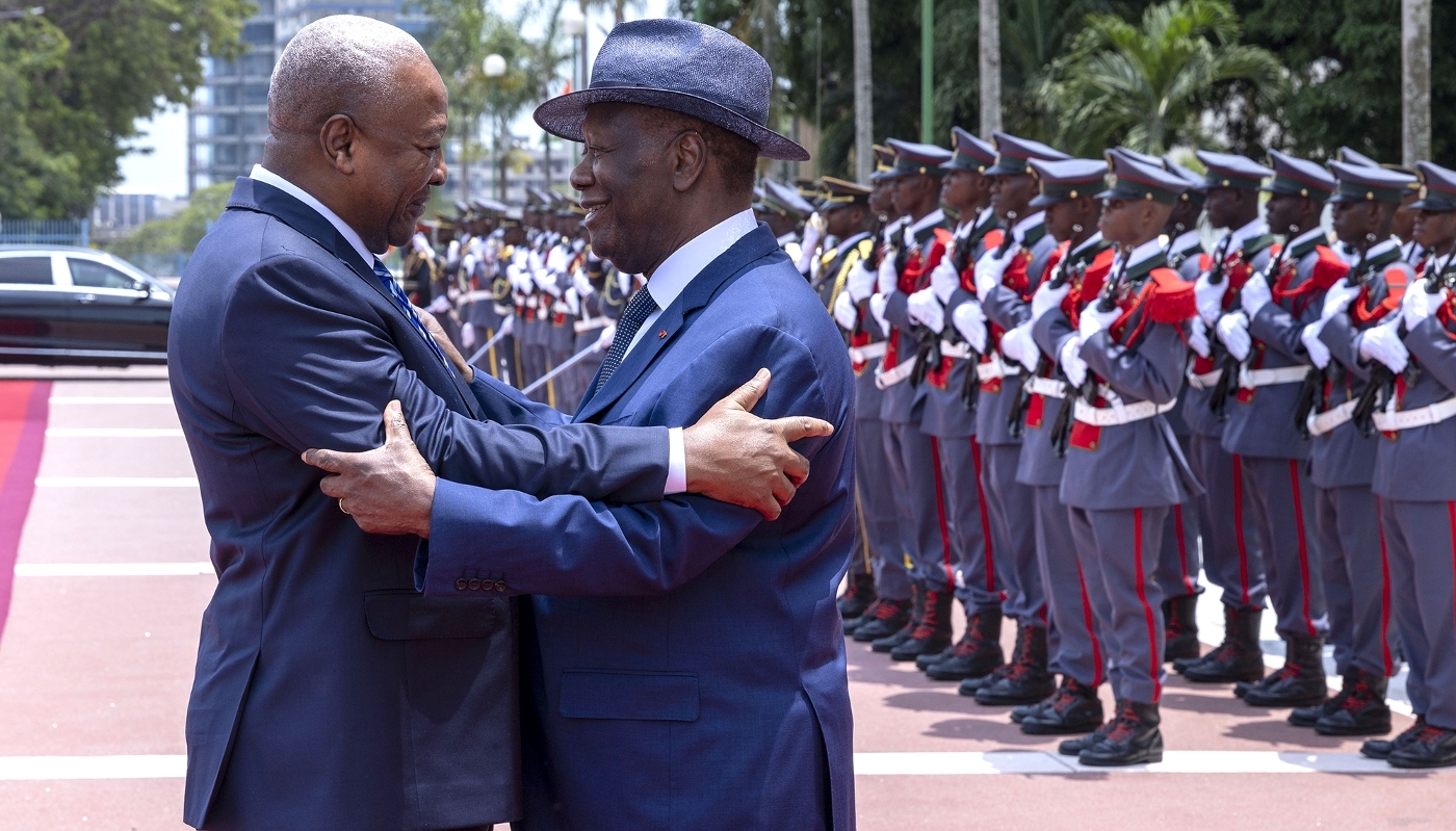 Le président ivoirien Alassane Ouattara (à dr.) accueille son homologue ghanéen John Dramani Mahama à Abidjan, le 5 mars 2025.