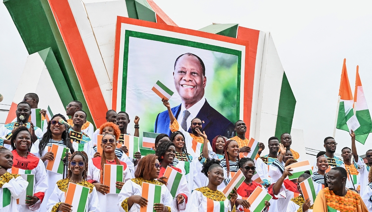 Des sympathisants d'Alassane Ouattara lors d'un défilé militaire pour le 65e anniversaire de l'indépendance de la Côte d'Ivoire, à Bouaké, le 7 août 2025.
